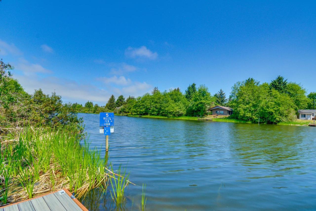 Canal Cottage Retreat With Dock And Waterfront Views 维景湾畔 外观 照片